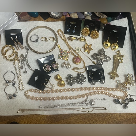 Vintage Jewelry - 30 Piece Jewelry Lot